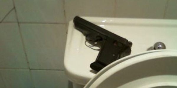 Tabancasn tuvalette unutan polis jandarmay harekete geirdi