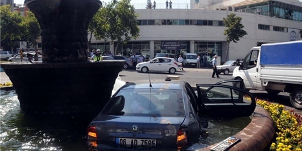 Askeri ambulansla otomobil çarpıştı: 3 yaralı