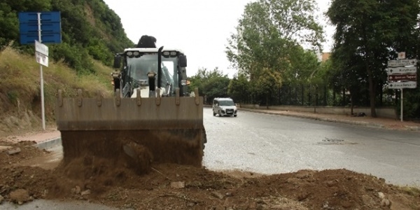 Cadde benim dedi yolu trafiğe kapadı!