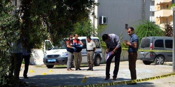 Polis, kendisine bıçakla saldıran şahsı vurdu