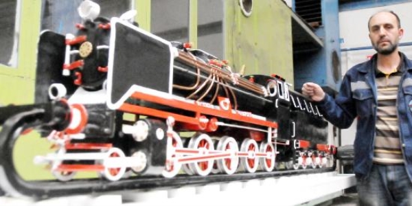 Demiryolu işçisi, orjinal parçalarla buharlı lokomotif maketi yaptı