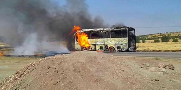 PKK yol kesti, 4 aracı ateşe verdi