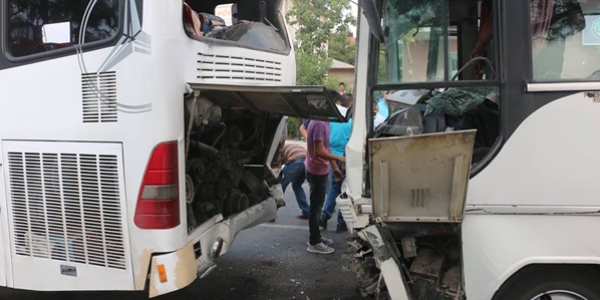 Denizli'de üç servis otobüsü çarpıştı: 7 yaralı