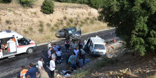 Denizli'de iki otomobil çarpıştı: 3 ölü, 6 yaralı