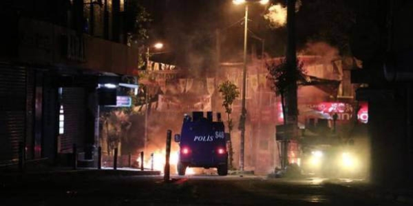 El yapımı patlayıcı atıldı, 7 polis yaralandı