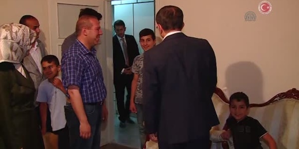 Davutoğlu çifti, PKK'nın kaçırdığı sağlık personeliyle görüştü