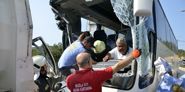 Tur otobüsü emniyet şeridindeki tıra çarptı: 7 yaralı