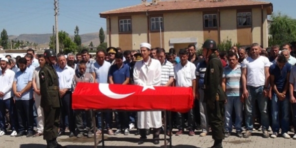 Sahilde ölü bulunan asker son yolculuğuna uğurlandı