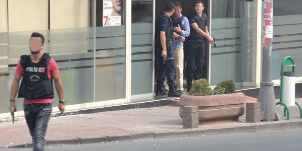 stanbul'da polise silahl saldr: 4 yaral