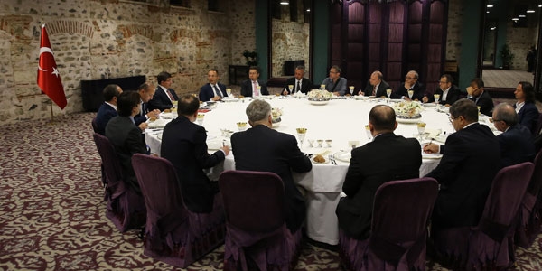 Davutoğlu genel yayın yönetmenleriyle biraraya geldi