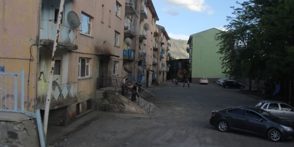 Tatvan'da polis lojmanlarına roketatarlı saldırı