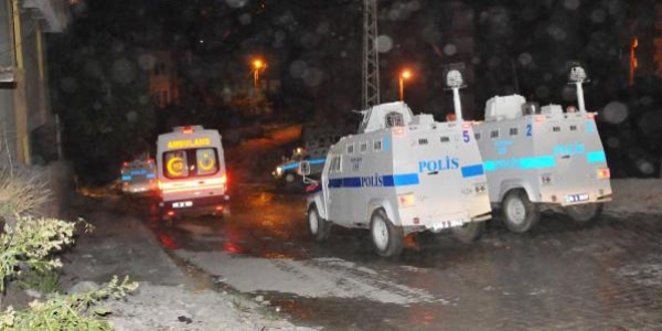 Hakkari'de Polis lojmanlar ve TOMA aracna bombal saldr