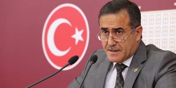 CHP'den istifa eden hsan zkes MHP'ye gz krpt