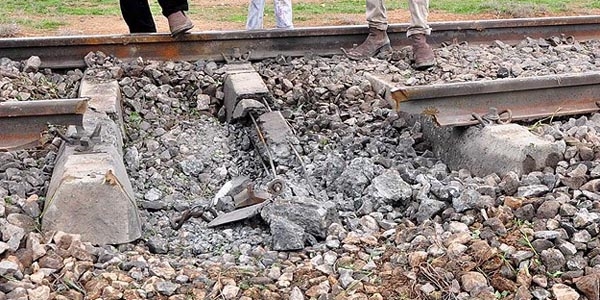 Kars'ta yük trenine bombalı saldırı: 1 ölü, 1 yaralı