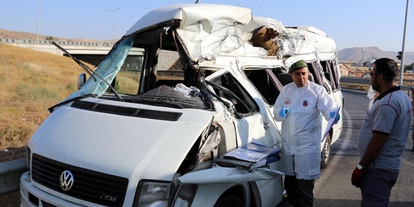 Sivas'ta minibüs devrildi: 3 ölü, 14 yaralı
