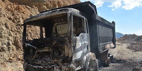 Bitlis'te 3 araç ve 3 konteyner yakıldı