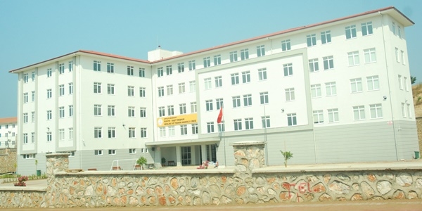 Okulun monte edilmeyi bekleyen klima üniteleri çalındı