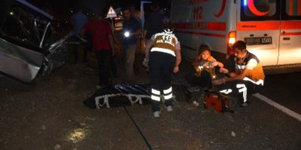 İşçileri taşıyan minibüs kayalıklara çarptı: 7 yaralı