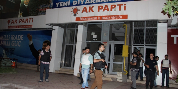 Diyarbakr'da AK Parti l Binas'na bombal saldr giriimi