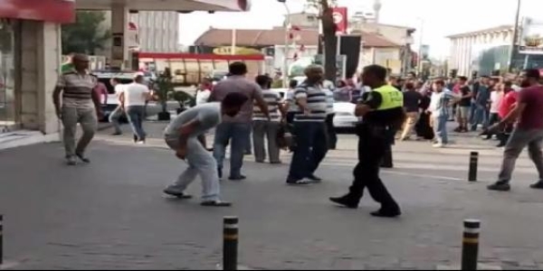 Seyyar satıcı bıçakla saldırdı: 1'i ağır 7 zabıta yaralı