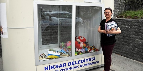 Bu kumbarada kitap ve oyuncak birikiyor