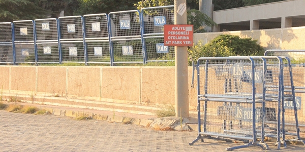 Mardin'de kamu kurumların etrafı bariyerlerle kapatıldı