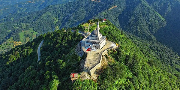 Kıble Dağı'nın zirvesinde yükselen cami