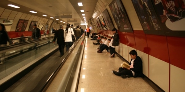 Taksim Metrosu'nda kitap-kahve keyfi