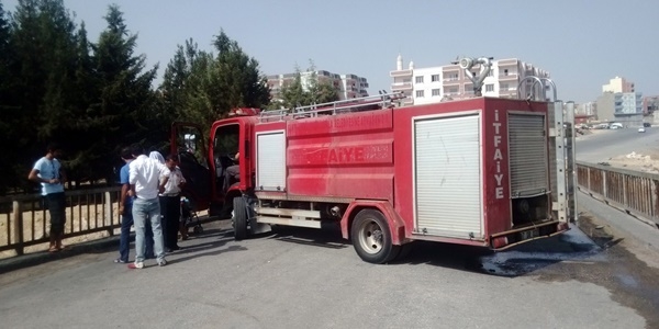 Yangına giden itfaiye aracını rehin aldılar