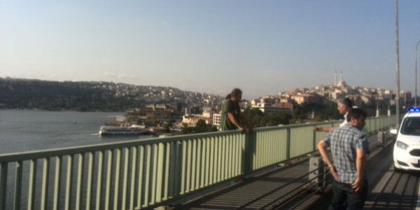 Haliç köprüsüne çıkan şahıs aşağıya atladı