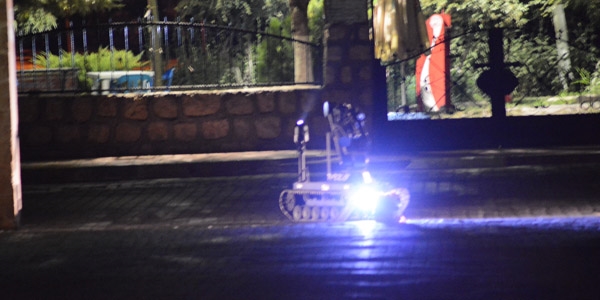 Hastane kapısına bırakılan şüpheli paket patlatıldı