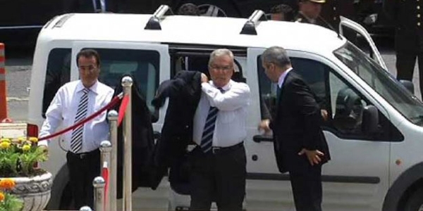 Baykal, Antalya'da spor yaptığı esnada otomobili soyuldu