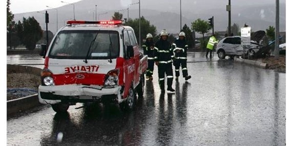 İtfaiye aracı otomobille çarpıştı: 4 yaralı