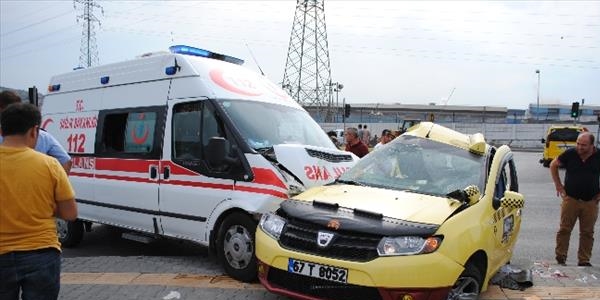 Kaza yapan sağlıkçılar yaralıların yanına koştu