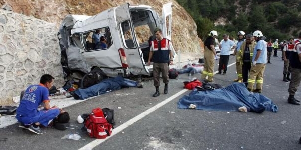 Balıkesir'de feci kaza: 9 ölü, 30 yaralı