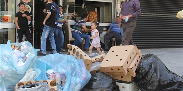 İhaledeki aksaklık nedeniyle Hakkari'de çöp yığınları oluştu