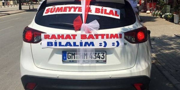 Gelin arabalarının 'sıra dışı' yazıları gülümsetiyor