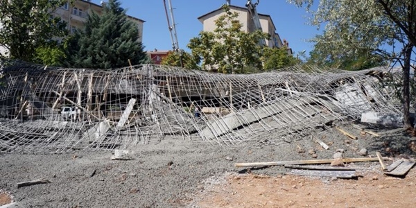 Malatya'da muhtarlık binası inşaatında çökme: 2 yaralı