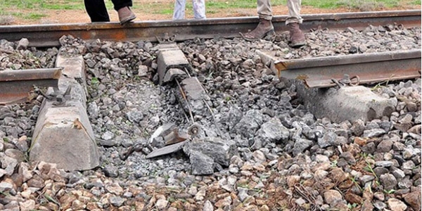 Erzincan'da yük trenine bombalı saldırı: 2 yaralı