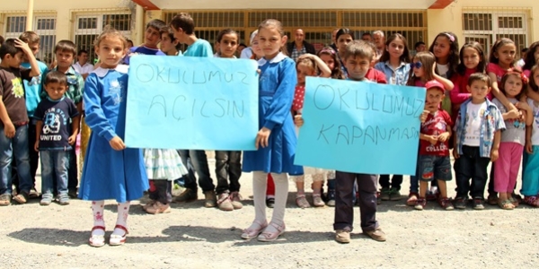 Samsun'da ocuklar kapanan okullar iin eylem yapt