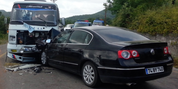 Minibüs ile otomobil çarpıştı: 11 yaralı