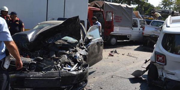 Kamyon, ışıkta bekleyen araçlara çarptı: 10 yaralı