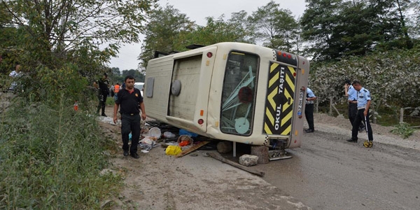 Fındık işçilerini taşıyan midibüs devrildi: 1 ölü, 24 yaralı