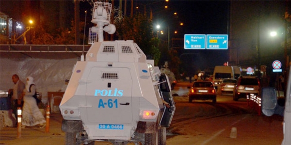 Yüksekova'da ilçe jandarma komutanlığı ve polise roketli saldırı