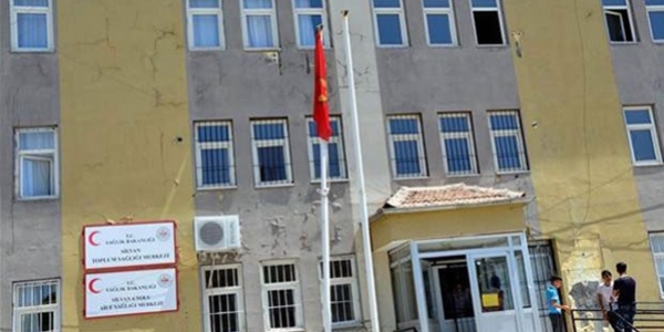 Sağlık Merkezi'ndeki Türk bayrağını indirip flama astılar!
