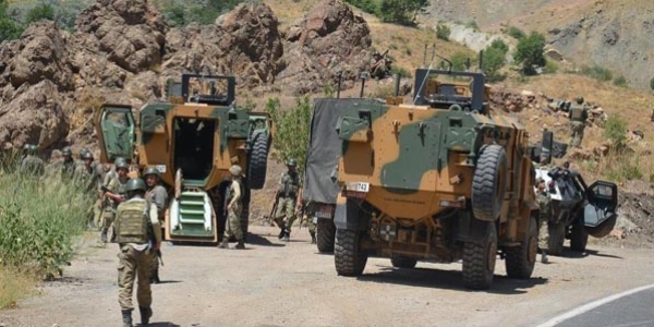 Diyarbakır'da polise roketli saldırı: 2 yaralı