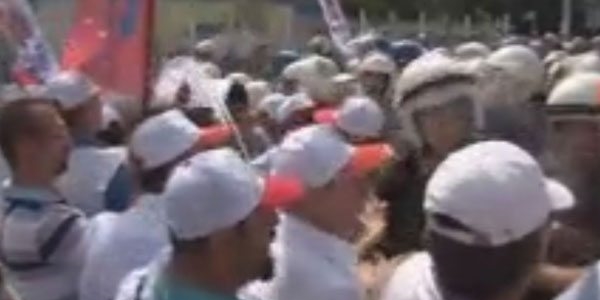 Çalışma Bakanlığı'na yürümek isteyen gruba müdahale
