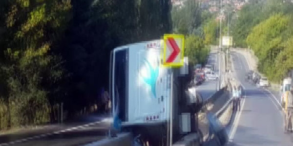 Midibüs devrildi: 1 ölü 2'si ağır 13 yaralı