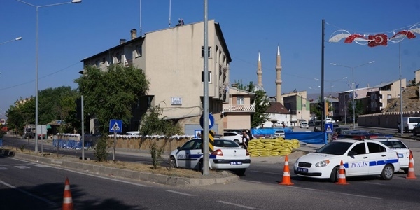 Emniyet müdürlüğüne halktan baltalı, kürekli destek