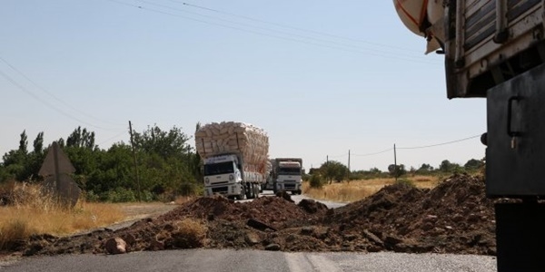 PKK, Diyarbakır-Bingöl karayolunu trafiğe kapattı